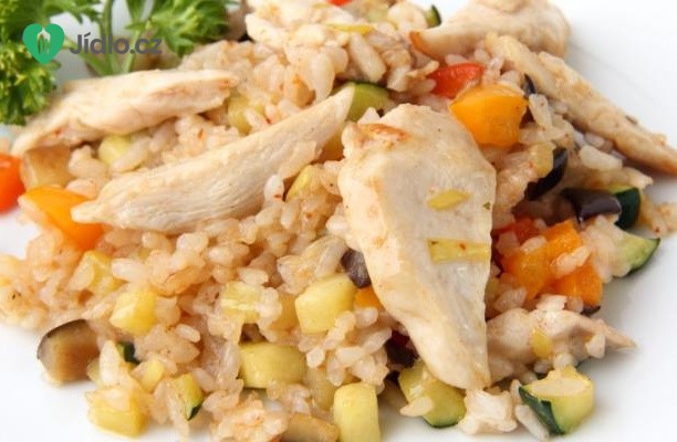 Salát s rýží a s marinovanými kuřecími kousky recept
