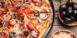 Salámová pizza s klobásou chorizo a  olivami