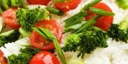 Thajská rýže s brokolicí a rajčaty